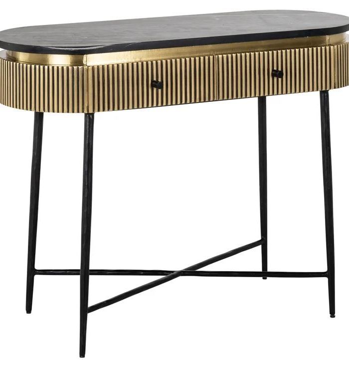 Dresser Ashleigh Hodge